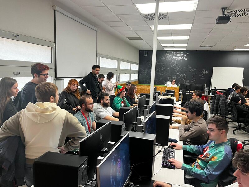 Florida Universitària celebra su el Torneo Navideño de Videojuegos